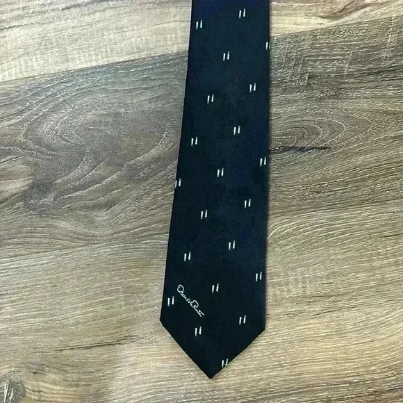 Oscar de la Renta Vintage Tie Beautiful Black with gray rectangular design. - Picture 4 of 16